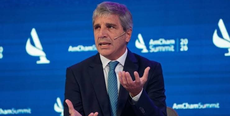 Caputo apuesta a 4% de crecimiento, inflación del 21,1% y dólar más alto a $1.728