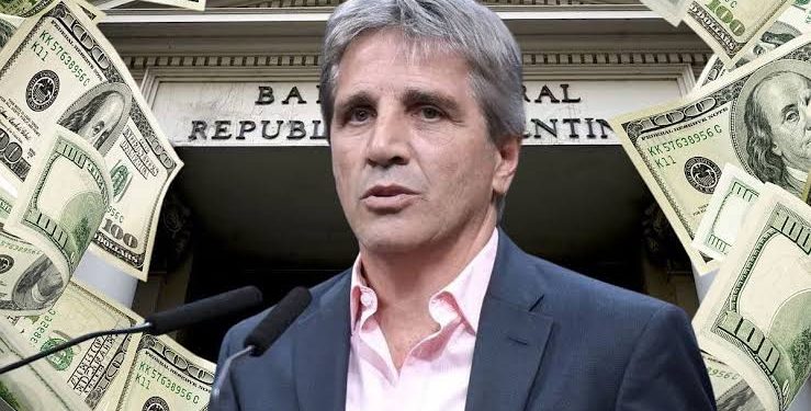 Caputo arma un blindaje de dólares para 2027 ante el riesgo de una nueva corrida