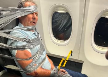 Terror en primera clase: un pasajero atacó a tripulantes, mordió a otro viajero y terminó atado al asiento