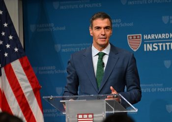 Harvard incomodó a Sánchez: corrupción, Pegasus y su familia rompieron el guion