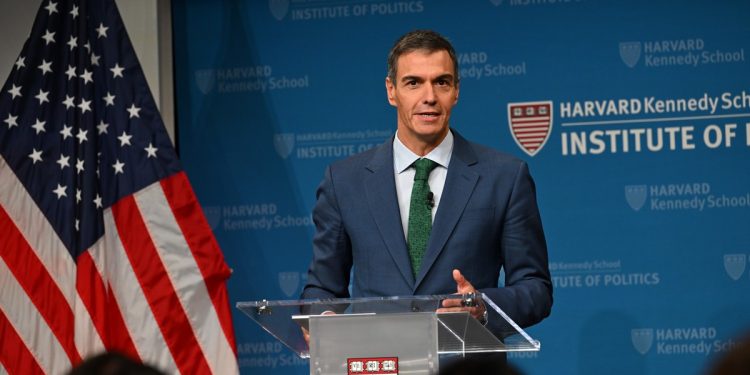 Harvard incomodó a Sánchez: corrupción, Pegasus y su familia rompieron el guion