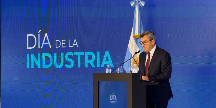 La industria le pasa factura a Milei: 90.000 empleos menos y producción en retroceso