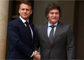 Milei lleva a París a un juez “de la AFA” incorporado a la comitiva por Mahiques