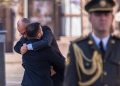 Merz desafía a Putin en Kiev con más armas, drones y €1.350 millones