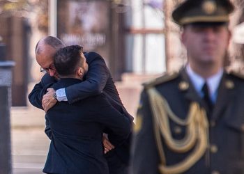 Merz desafía a Putin en Kiev con más armas, drones y €1.350 millones
