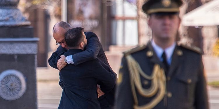 Merz desafía a Putin en Kiev con más armas, drones y €1.350 millones