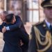Merz desafía a Putin en Kiev con más armas, drones y €1.350 millones