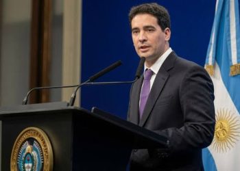 Riesgo país aumentó globalmente dijo Ravier: los números de la región lo contradicen