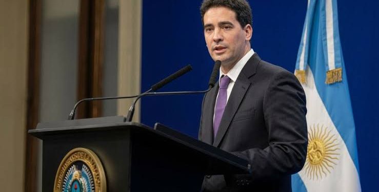 Riesgo país aumentó globalmente dijo Ravier: los números de la región lo contradicen