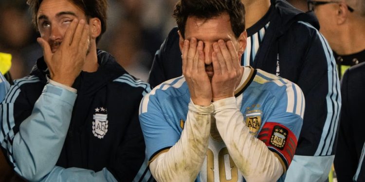 Messi estuvo a la altura de su leyenda; la AFA, no