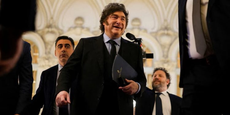 Milei admite que la economía se enfría, e insiste en cuestionar a quienes no llegan a fin de mes