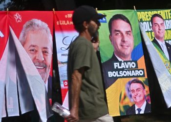 Brasil da la primera sorpresa: Flávio Bolsonaro supera el 51% y aventaja por diez puntos a Lula con el 10% de mesas escrutadas