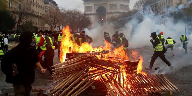 Francia bajo ataque: inteligencia apunta a la ultraizquierda mientras crece el temor a la guerra híbrida
