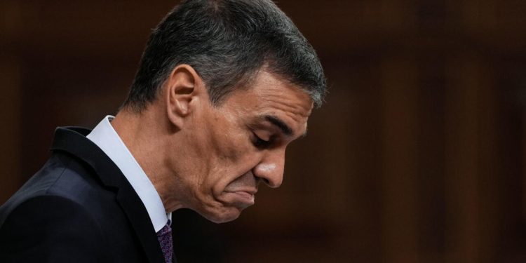 Acorralado, Sánchez escapa hacia adelante y juega su última carta en las urnas