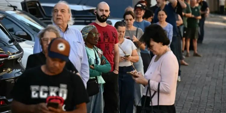 Brasil vota en su elección más cerrada desde 1989: Lula y Flávio Bolsonaro llegan separados por apenas tres puntos